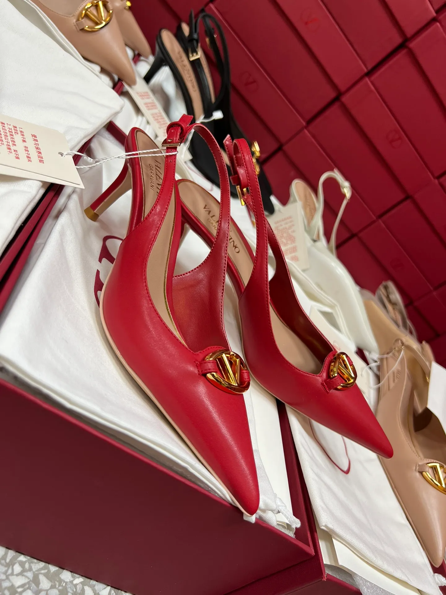 👟👟Ex-factory price 520👟👟 Valentino’s hottest new product in 2024, the new Mule shoes are also very easy to wear...😈😈😈 The latest logo buckle Perfectly combined with sexy pointed toe❤️‍🔥❤️‍🔥❤️‍🔥❤️‍🔥It is simply the pinnacle of summer fashion💖💖💖💖Original replica Outsole: Italian genuine leather outsole Heel height: 6.5cm Size: 35-39 (40 41 42 customization is non-returnable and non-exchangeable)